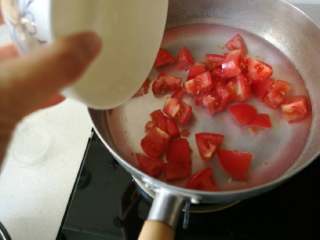 豌豆凉粉,把番茄块放锅内加入约200ml水，开大火煮

