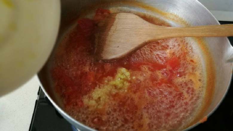 豌豆凉粉,番茄水煮至稠感把蒜末姜末倒入一起搅拌20秒左右关火，放适量盐再搅几下倒入碗内冷却备用
