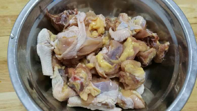 贵州辣子鸡,鸡肉切块清洗干净沥干水（偷懒让卖鸡的帮斩小块）