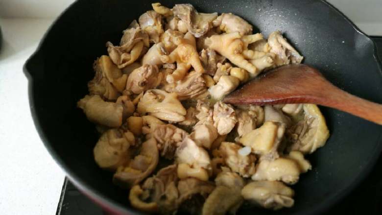 贵州辣子鸡,不断炒制把鸡块水份充分炒干，出小许油有香味呈金黄色断生