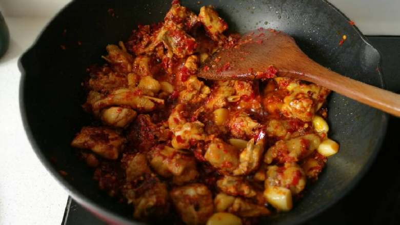 贵州辣子鸡,翻炒2分钟左右，炒制出香味，转中火