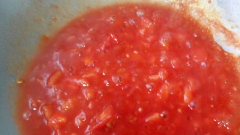 酸甜里脊肉,如果你喜欢番茄酱可以适量下点和西红柿一起煮，调到自己喜欢的酸甜味，勾芡就可以了。