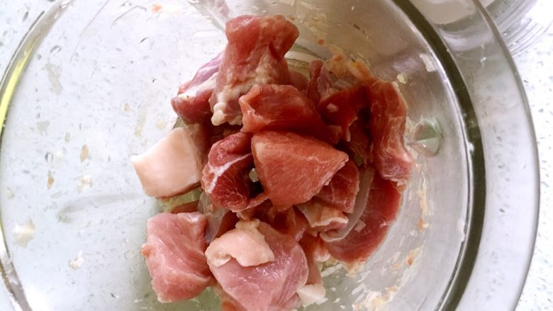 独家大头菜（圆白菜）猪肉馅饺子

                      ,猪肉切小块放入碎肉机里
