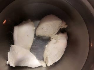 减脂懒人秘制口水鸡,十分钟后 鸡肉煮好辣……放凉开水浸泡至就冷ps:煮鸡胸肉的水不要倒掉哦 一会儿还有大大滴用处
