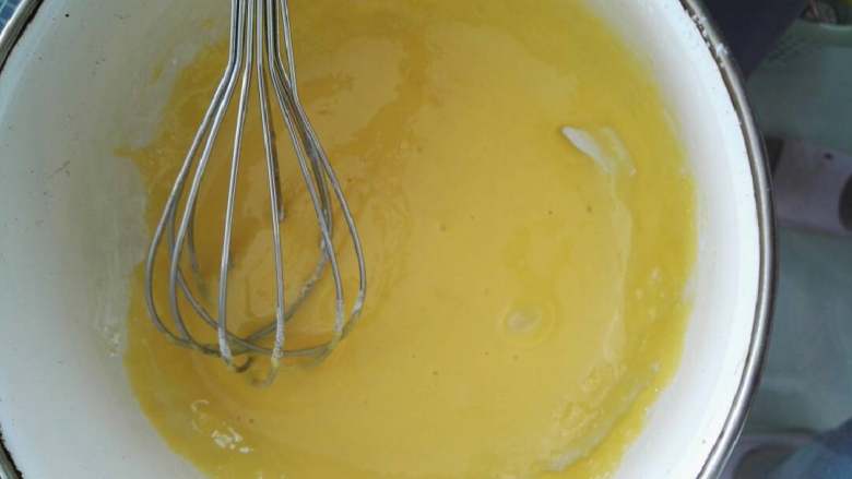 原味蛋挞,用手动打蛋器打发，直至面粉和蛋黄全部融合