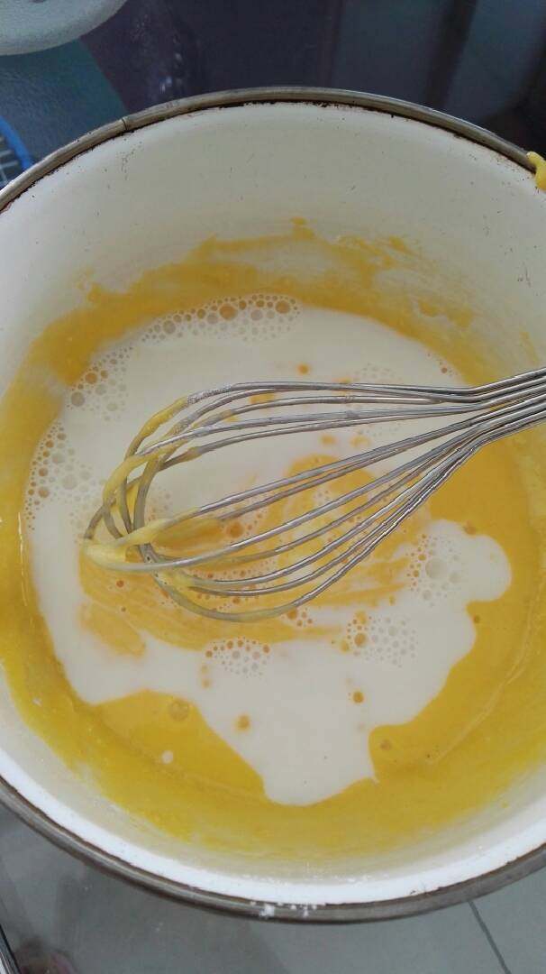 原味蛋挞,倒入少许奶液至蛋糊中，顺时针搅拌融合。然后将剩余的奶液全部倒入蛋糊中顺时针搅拌