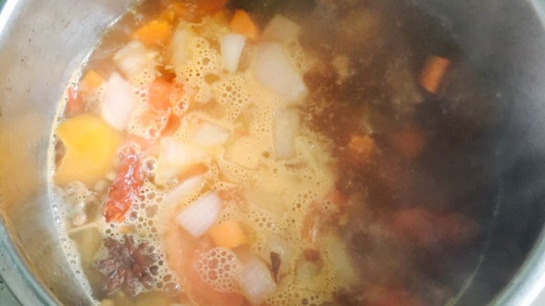 番茄牛肉,将玉米粒、炒好的番茄胡萝卜葱头倒入牛肉汤中
