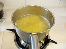 红糖小米粥,取汤锅，注入适量清水，烧开后放入小米，转小火慢慢熬煮。