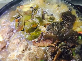 砂锅炖菜,在汤顶加海带 蘑菇 丸子 