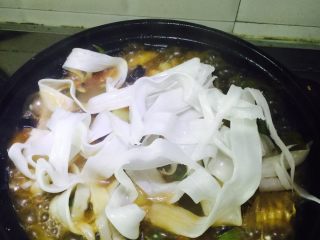 砂锅炖菜,熟之前加入宽粉