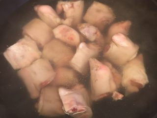 红烧猪蹄,将猪蹄焯水一下，把猪蹄冷水下锅，水烧开后捞起猪蹄，除去血水和油沫。姜切厚片