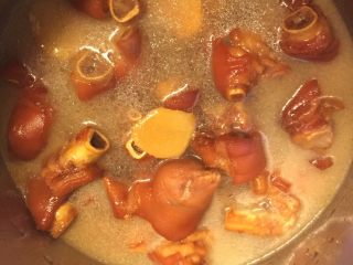 红烧猪蹄,把上好色的猪蹄放入高压锅，等到水开，闷上15分钟