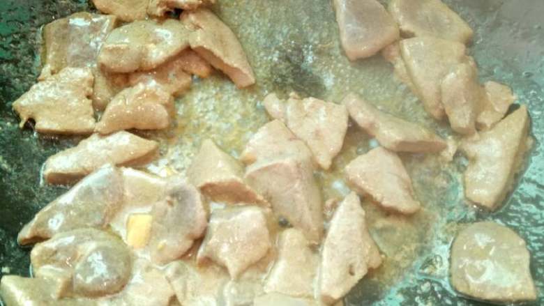 芹菜炒猪肝,油开了后放猪肝进去炒，炒一会后放芹菜和大蒜进去炒，差不多够就放盐然后上盘。