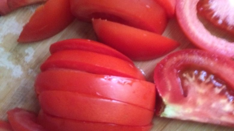 西红柿炒蛋。,切成大小一样的块