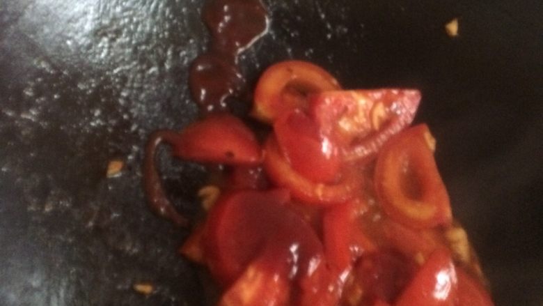 西红柿炒蛋。,加入西红柿，炒至软，加入，番茄酱，翻炒均匀，加一点点盐。