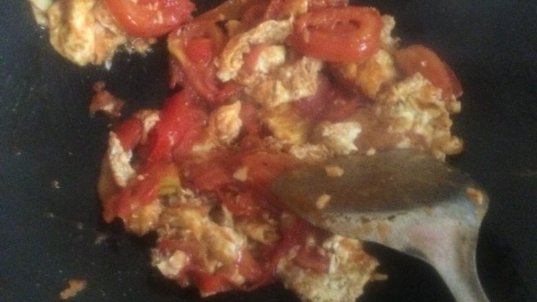 西红柿炒蛋。,炒到你觉得可以了就起锅，有，葱花的话，塞上一点葱花。