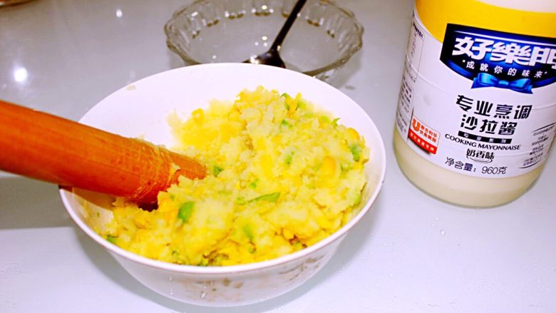 土豆鲜蔬沙拉,加入两大勺蛋黄酱搅拌。