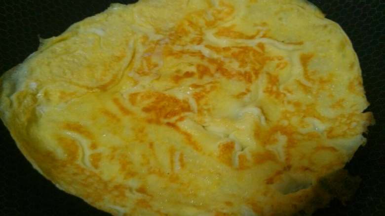 番茄酱鸡蛋,热锅放点油，倒入鸡蛋液小火煎至两面金黄