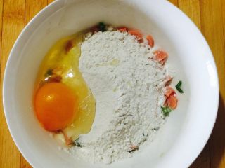 鸡蛋火腿肠切饼,将所有食材放碗中，加50g面粉，打一个鸡蛋。