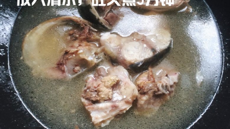 鱼头红枣淮山……汤,放入清水，旺火煮5分钟……