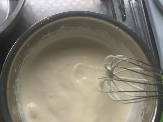 奶香小蛋糕,打发至增大三倍大，提起打蛋器8会在16秒左右消失就证明可以了，加入过筛的粉类搅拌均匀