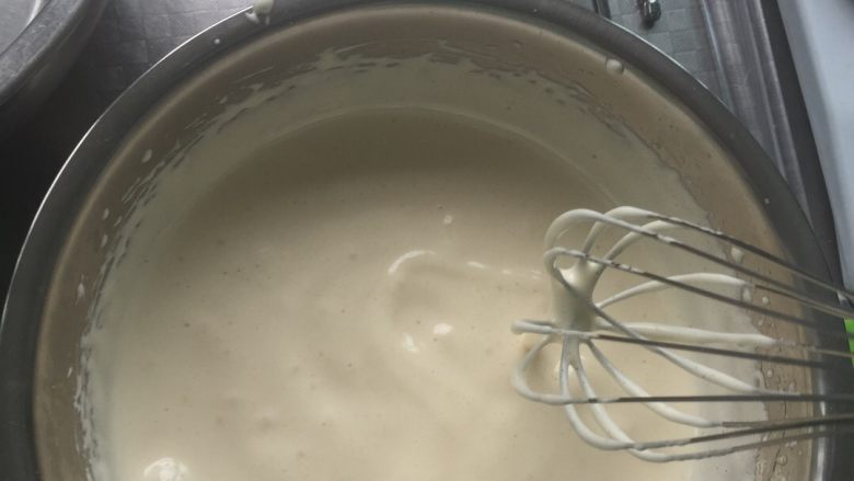 奶香小蛋糕,打发至增大三倍大，提起打蛋器8会在16秒左右消失就证明可以了，加入过筛的粉类搅拌均匀