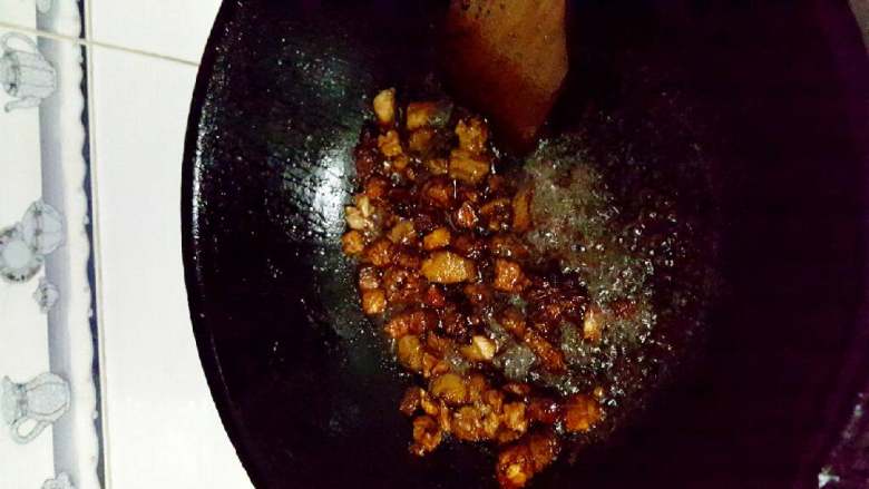 老北京炸酱面,肉丁煸透后加老抽生抽，加入调和均匀的酱继续小火熬至。