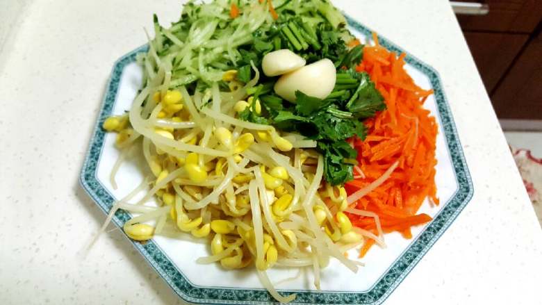 老北京炸酱面,时令蔬菜切丝，胡萝卜黄豆芽焯水断生。