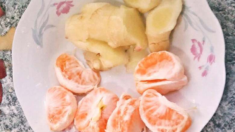 鲜姜橘子苹果汁,橘子剥皮，鲜姜去掉外皮切片备用。