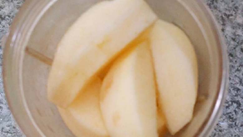 鲜姜橘子苹果汁,苹果去皮，去核切块快速放入淡盐水中，可以防止苹果变色。