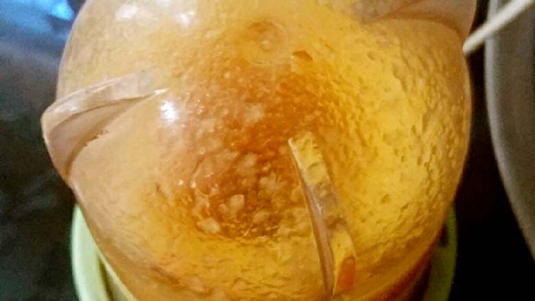 鲜姜橘子苹果汁,全部放入榨汁机中榨汁。