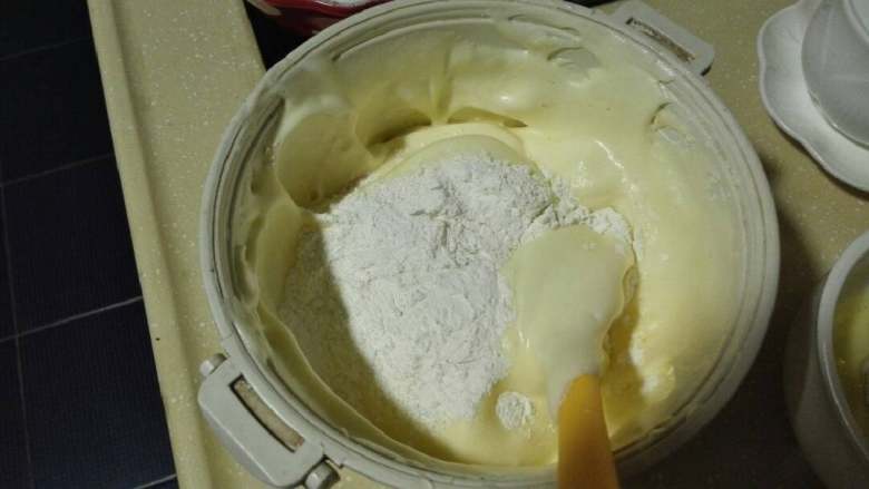 糯米蛋糕,分3次筛入粉类，用刮刀翻拌均匀成无干粉的面糊。
