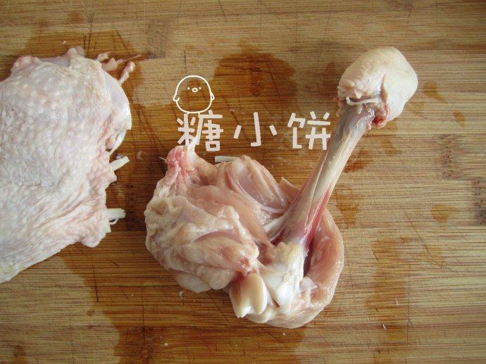 盐焗风味烤去骨鸡腿排,把连着骨头的筋剪断，沿着骨头把肉剥出来即可
