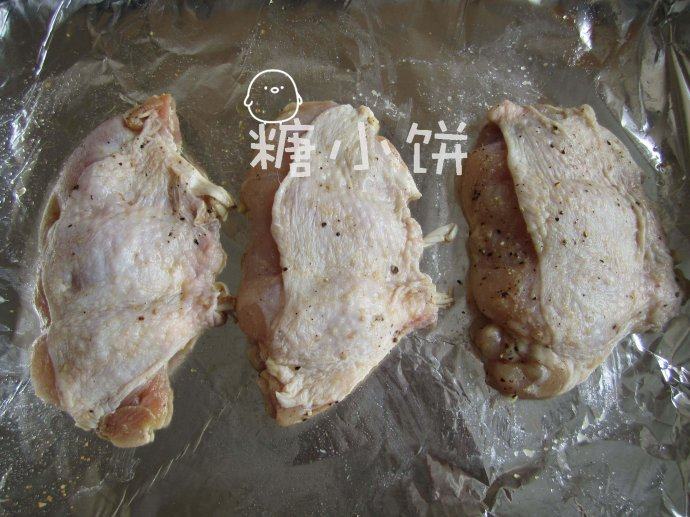 盐焗风味烤去骨鸡腿排,烤盘上铺上锡纸，锡纸上刷一层油，把腌好的鸡腿肉铺在上面（表皮朝上）