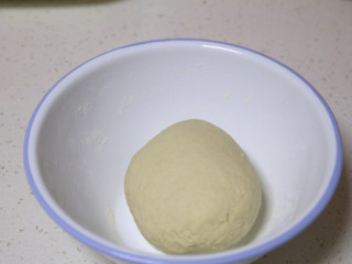 韭菜盒子,面粉加开水，一边用筷子搅成絮状。再逐渐加入冷水，和成比较柔软的面团，醒30分钟。