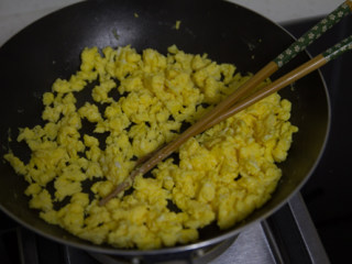 韭菜盒子,鸡蛋打散，加料酒和清水，热锅放油，直接用筷子炒散，盛出，放入韭菜里。