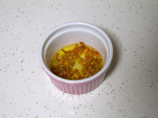 韭菜盒子,海米用黄酒泡发，也放入韭菜里