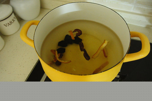 适合湿气重体质的酸梅汤,大火煮开，小火煮2小时。