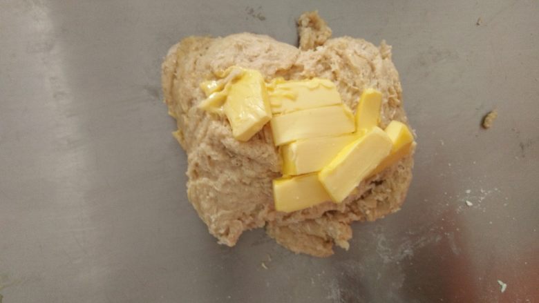 全麦鸡腿堡,加入切成小块的黄油。