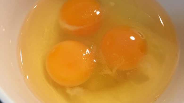 「吃货久久」做一碗高颜值番茄炒蛋,建议<a style='color:red;display:inline-block;' href='/shicai/ 9'>鸡蛋</a>用n+1个 吃太多不好吸收 少了也不够 今天我们俩人吃就用了三个 加入少许盐 打散