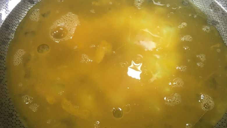 「吃货久久」做一碗高颜值番茄炒蛋,国内倒入油 可以稍微多一点 倒入蛋液