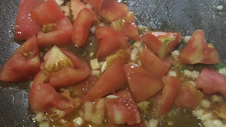 「吃货久久」做一碗高颜值番茄炒蛋,鸡蛋乘出 不用洗锅 再加一点油 倒入大蒜和番茄