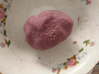 双色山药糕,把紫薯粉揉均匀。