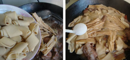 腐竹豆皮烧排骨,加盐、鸡精调味，稍稍收下汁