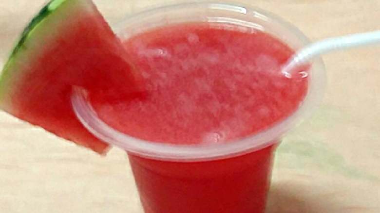 西瓜汁,启动榨汁机榨汁，倒入杯中放入冰箱冷藏后吃更爽。