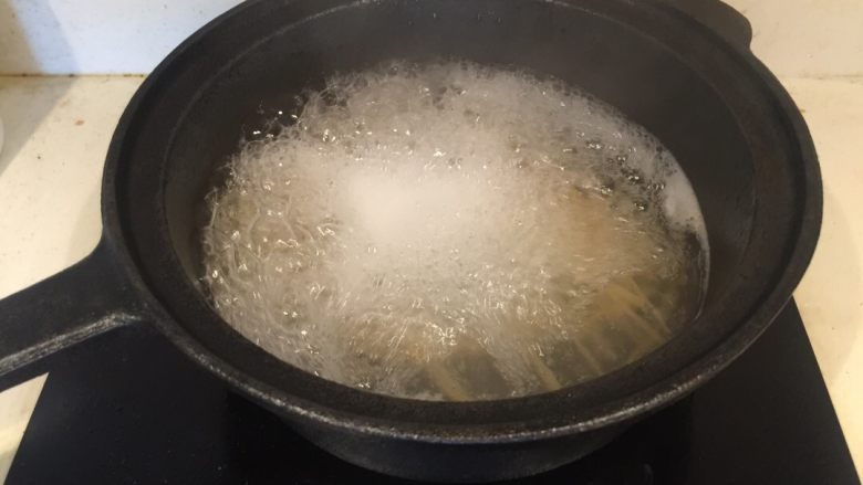 蘑菇浓汤（奶油）培根意面,煮一锅开水加入少许盐，面条下锅