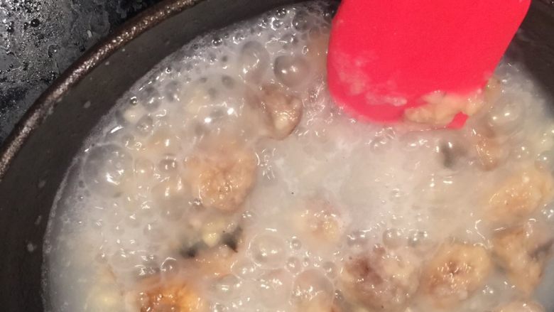 蘑菇浓汤（奶油）培根意面,在锅内加入清水，喜欢奶香味的可以用<a style='color:red;display:inline-block;' href='/shicai/ 219'>牛奶</a>替代清水，水开后换小火滚煮，并不停搅拌防止粘锅