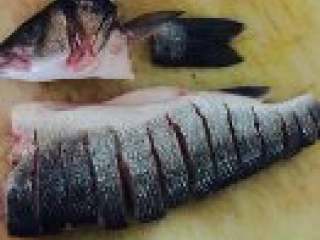 孔雀开屏,2.鱼洗净，去头、去尾部，切成约1cm宽的鱼段，中间鱼肚白那里不要切断。