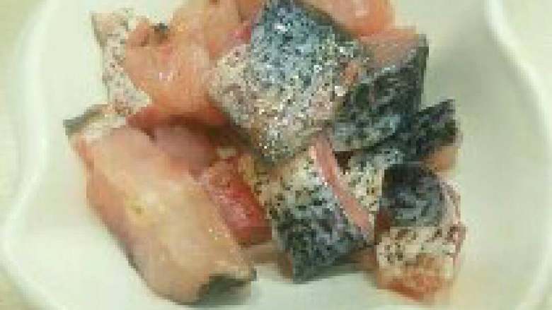 西红柿炖鱼,将腌好的鱼块拿出来洗干净。

