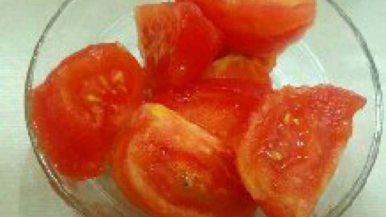 西红柿炖鱼,将西红柿去皮切成块。
